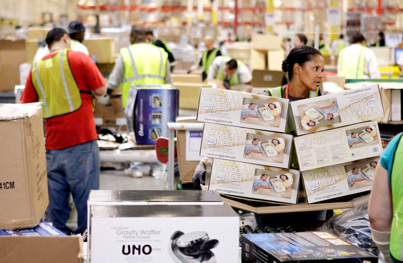 Illustration for article titled Los empleados de almacén en Amazon Reino Unido tienen tanto miedo de ir al baño que orinan en botellas